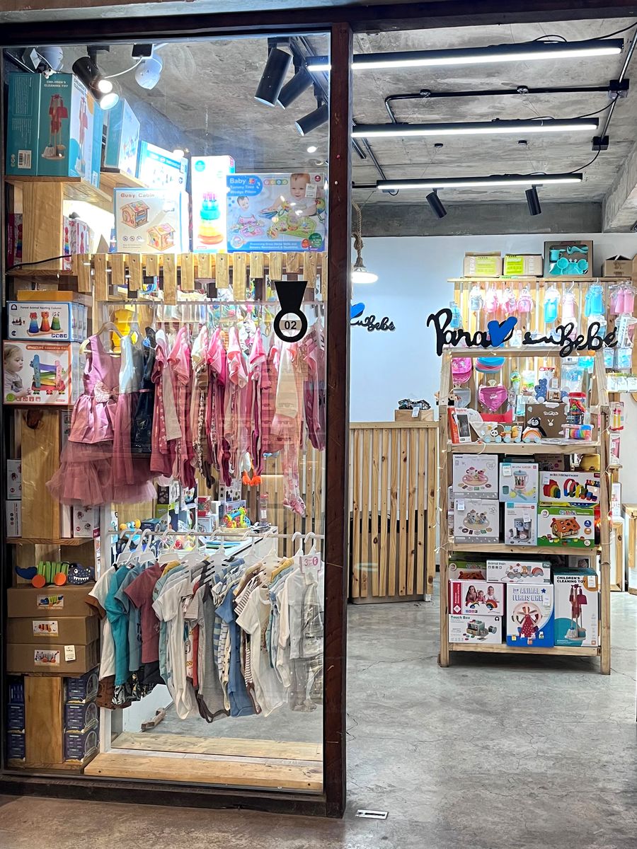 La entrada de la tienda Para su bebé en Barrio Italia, con ropa de guagua en la vitrina y el letrero al fondo