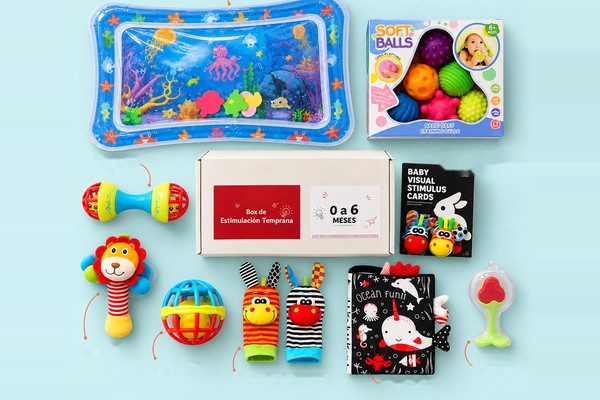 Los 9 juguetes estimulantes del box, extendidos alrededor de su caja [variante: Rojo / Negro]