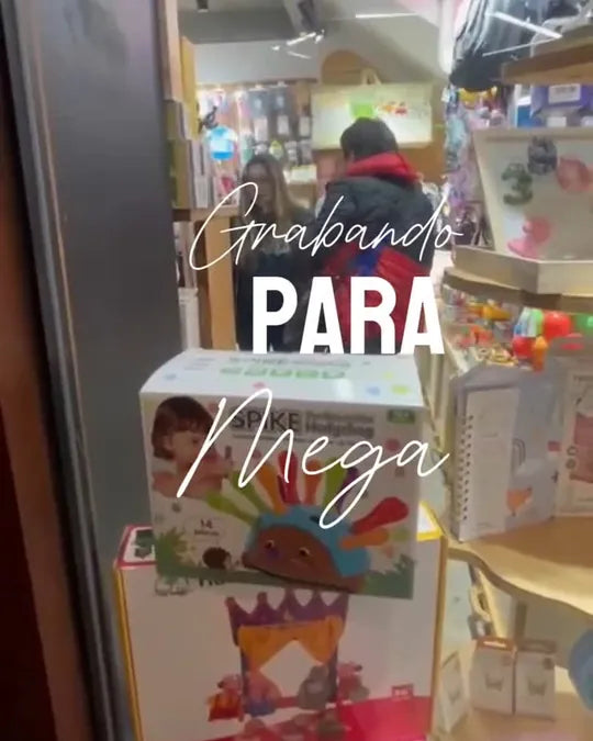 Vitrina de la tienda Para su bebé durante la grabación del programa De Paseo, de Mega